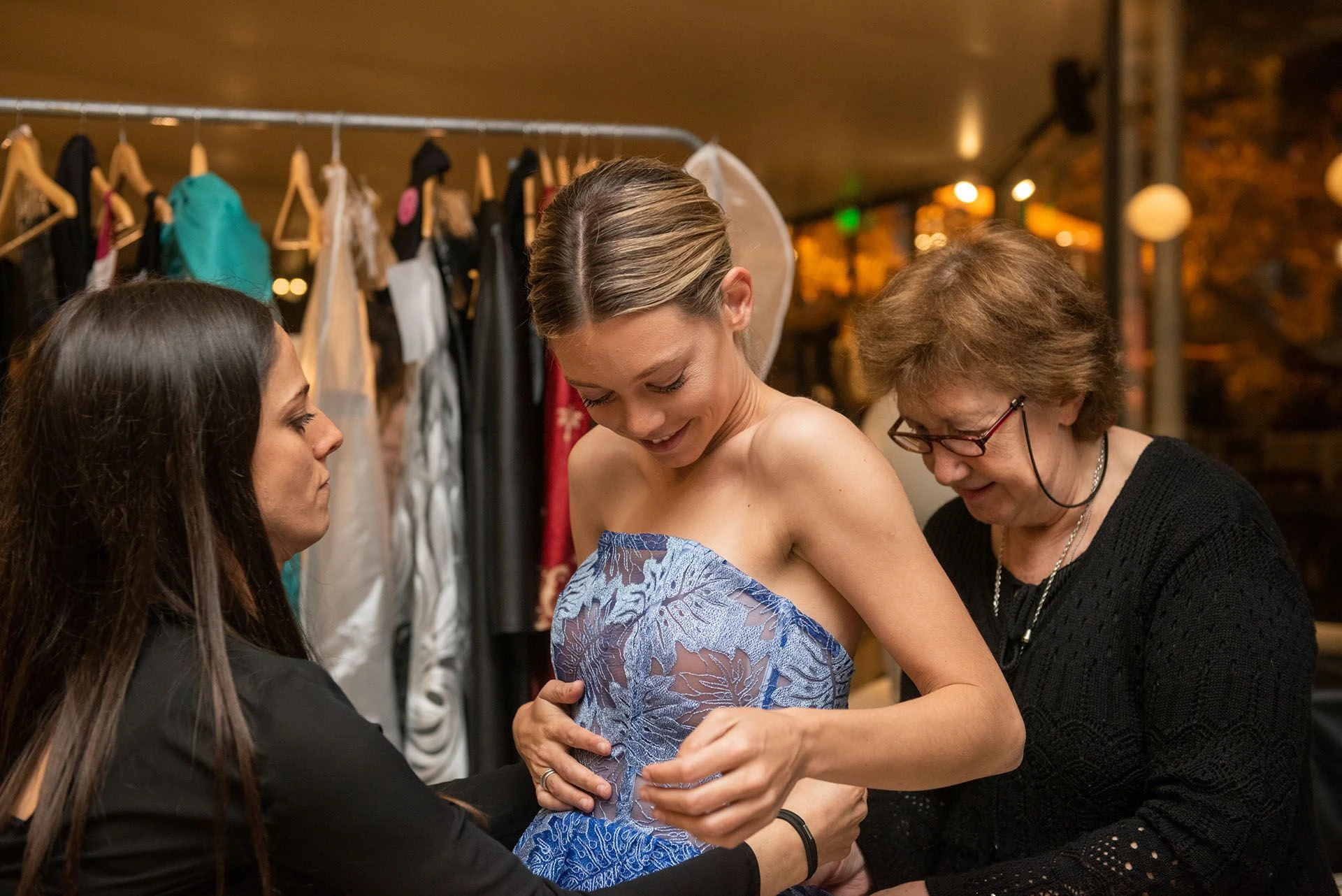 La diseñadora Claudia Oyhandi prepara el look de su modelo (Prensa Six o Clock)