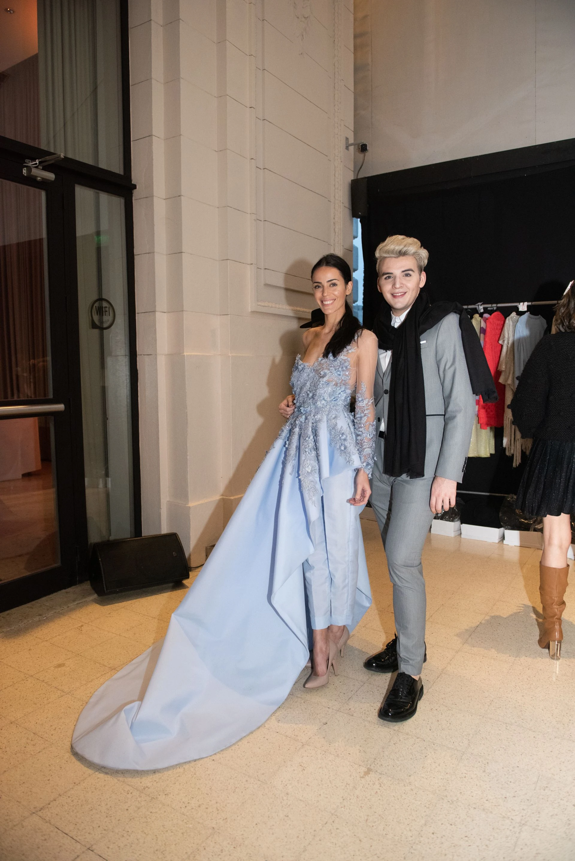 Jorge Rey con su modelo de mono con falda (Gentileza Six O Clock)