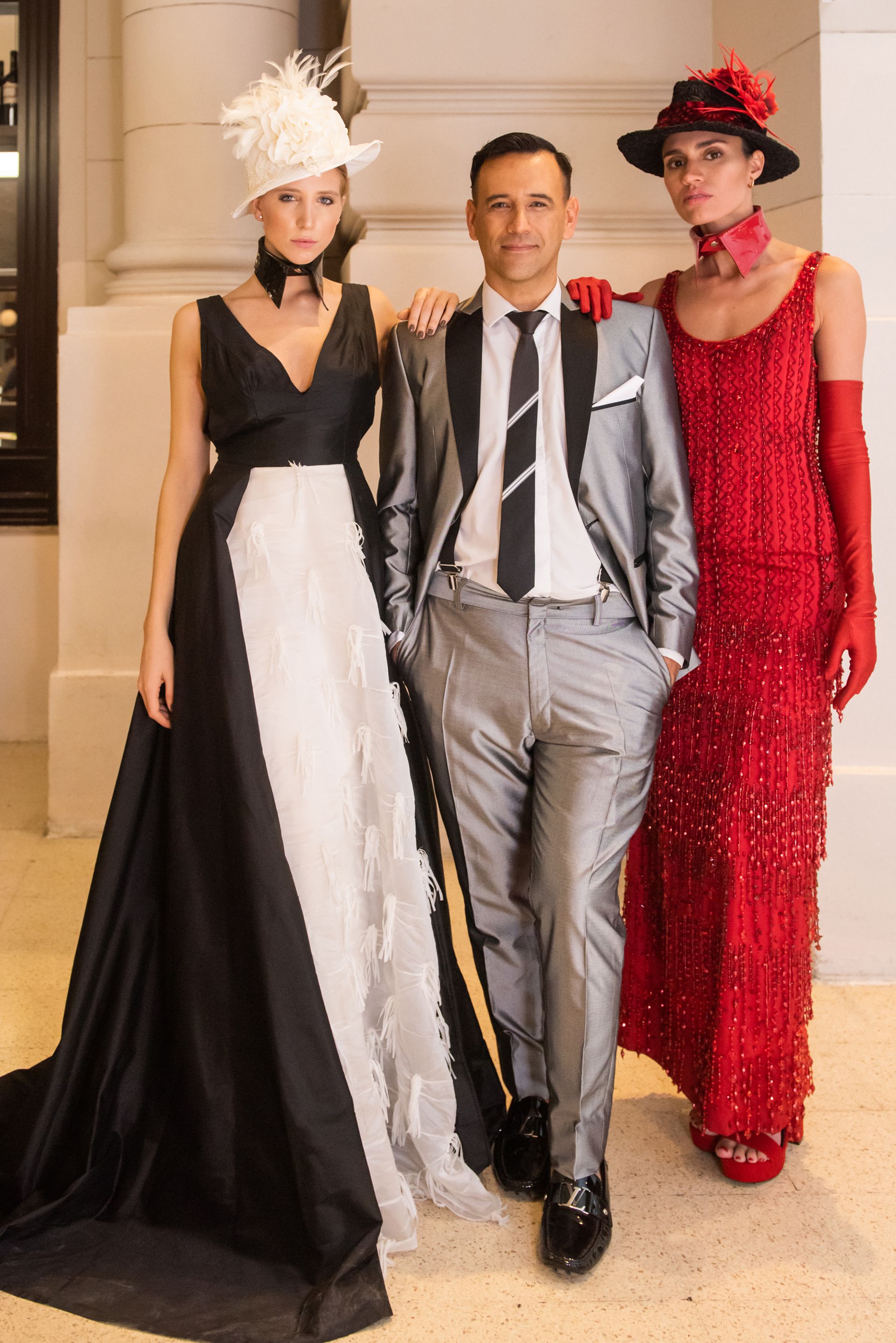 Juan Vitto acompañado por sus modelos vestidas de gala  (Gentileza Six O Clock)