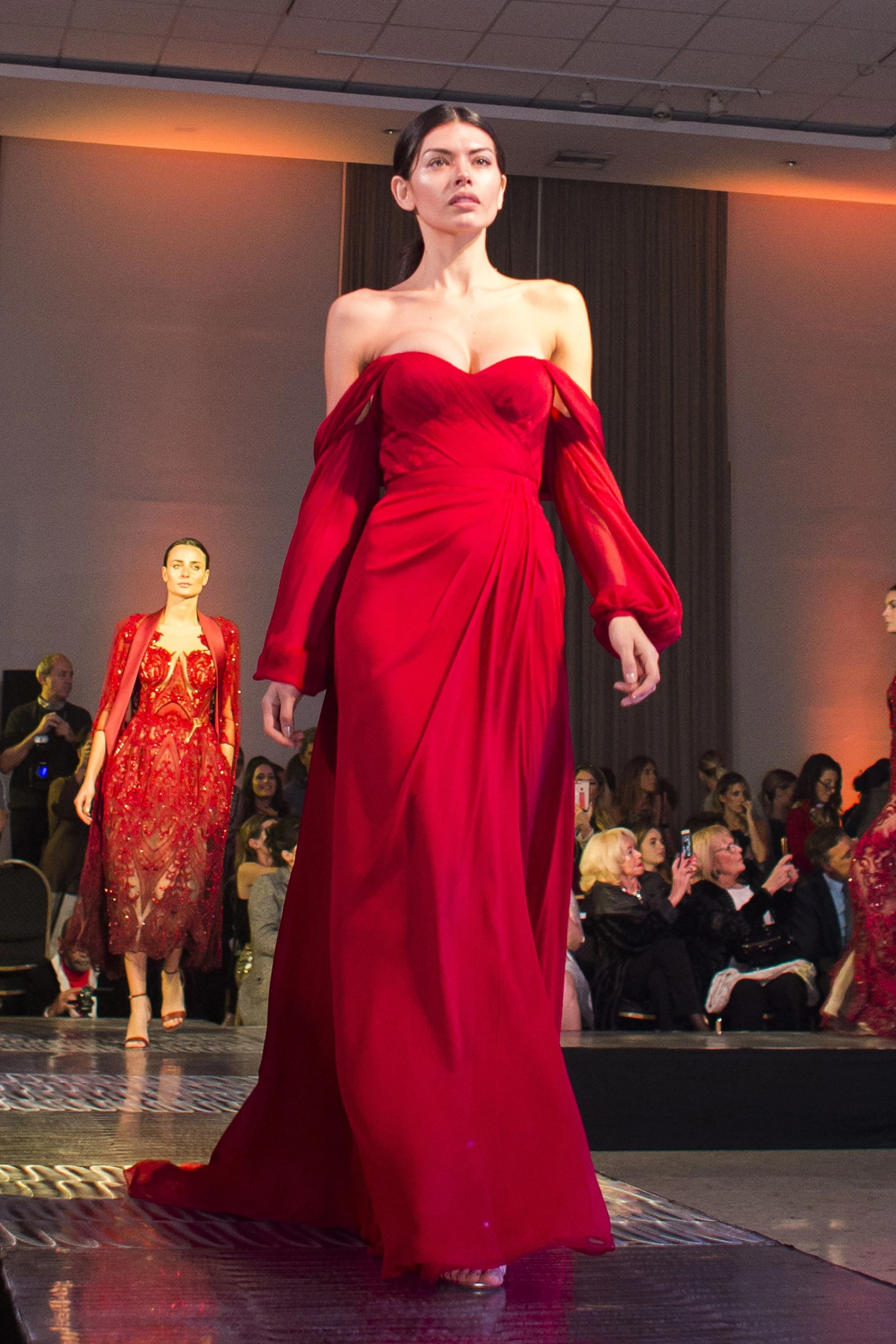 Vestido largo en tono colorado con escote corazón