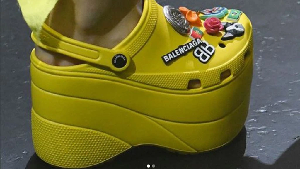 Las crocs xxl de Balenciaga