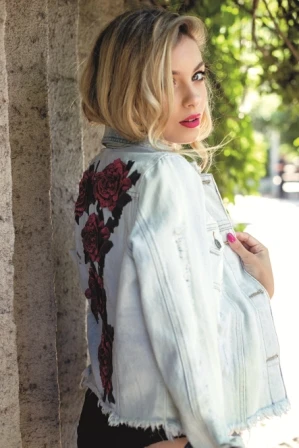 Enteriza (Rip Curl) y campera bordada (Lovely Denin).