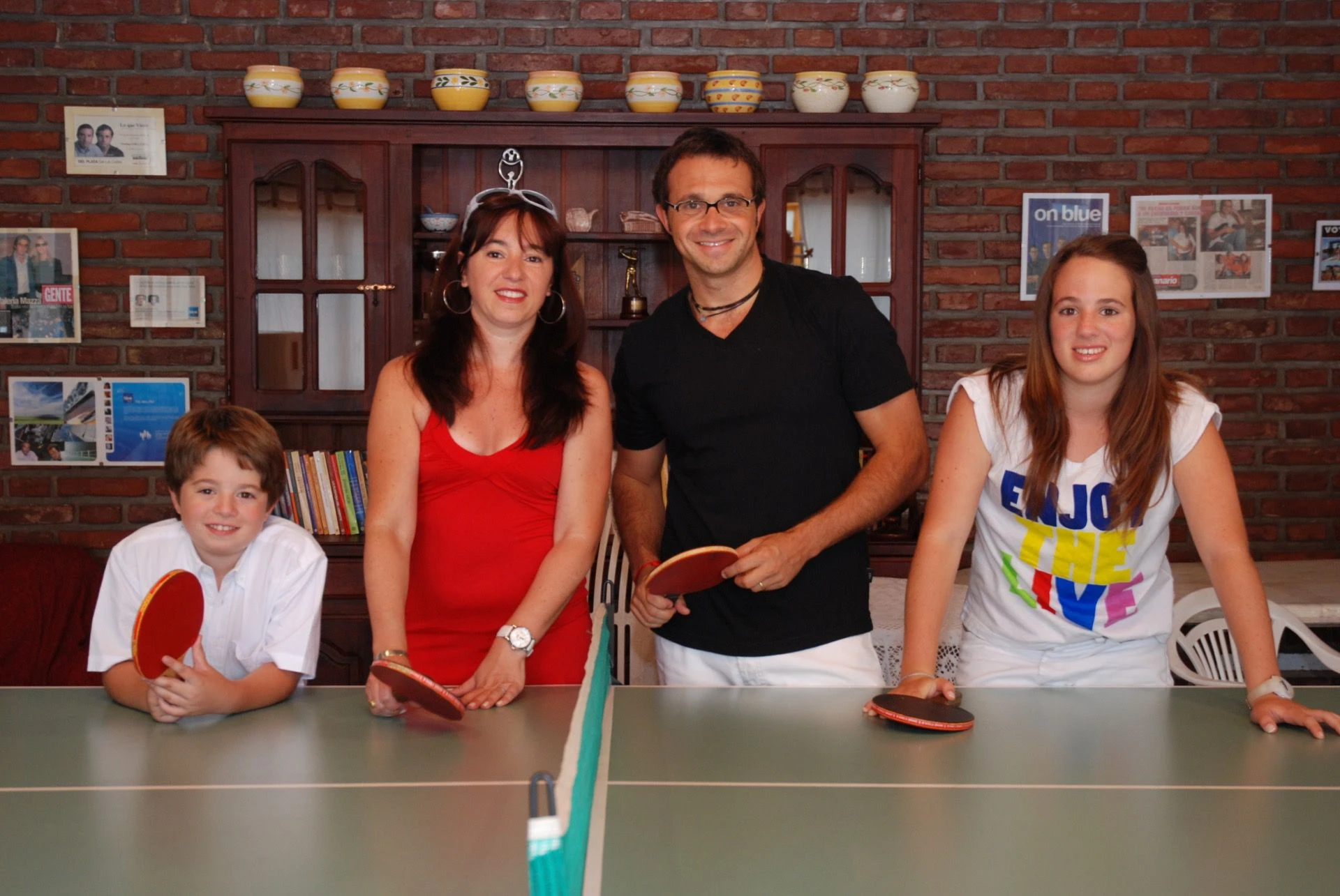 Mica junto a su familia.