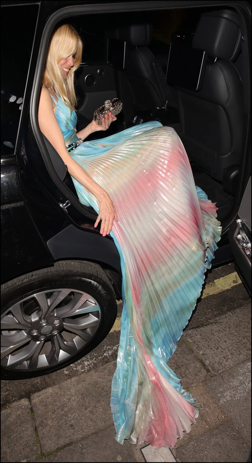 Bajando del auto como una lady.