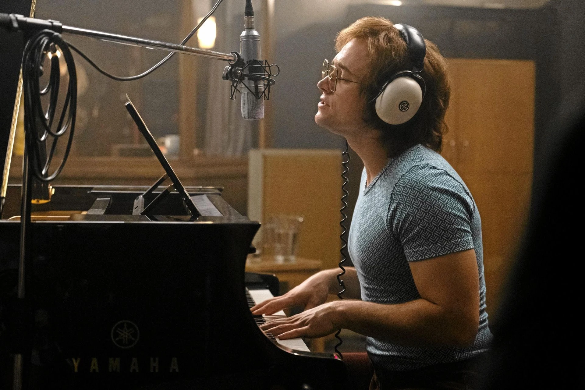 Cada atuendo cuenta a la hora de entender su historia. Rocketman, la biopic de Elton John.