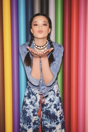 Campera de jean (Combustion love), pantalón acampanado (Ver), gargantilla de caracoles con cordón y gargantilla con cadera y dije de caracoles (Checkthatchoker).