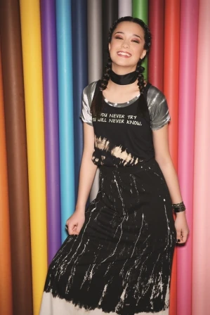  Remera manga corta tie dye (Muaa), musculosa con inscroción (Buddies) Maxifalda de algodón (Ver), muñequeras (Todo Moda), pulsera camuflada y anillo (Clandestine).