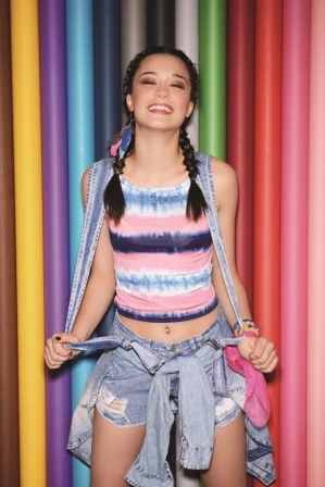 Crop top (Te lo juro), jardinero de jean (Peuque), Camisa (Scombro), aro de plumas (A lo Mejor Carlota), pañuelo (El Vestidor Vintage) y pulseras (Clandestine).