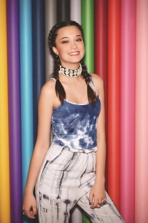 Mono tie dye (Muaa), top de morley (VOV jeans) gargantilla (Checkthatchoker), anillos piedra (Eys joyas) y anillos de corazón (Clandestine).