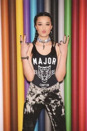 Traje de baño entero (Sweet Victorian), jeans tie dye (Americanino), gargantilla con pañuelo y dije (Checkthatchoker), pulsera con tachar (Divina Bolivia), anillos yin yang (Eys joyas) anillos de corazón (Clandestine).