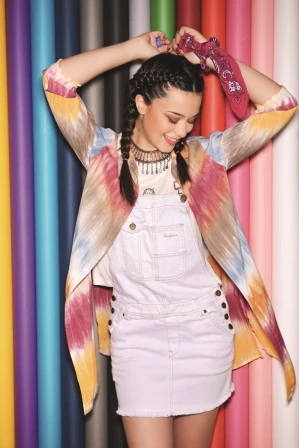 Musculosa con estampas (VOV jeans), jardinero de jean (Pepe jeans), camisa multicolor (Zaide Xacur), gargantillas con dijes (Checkthatchoker), pañuelo (Clandestine).