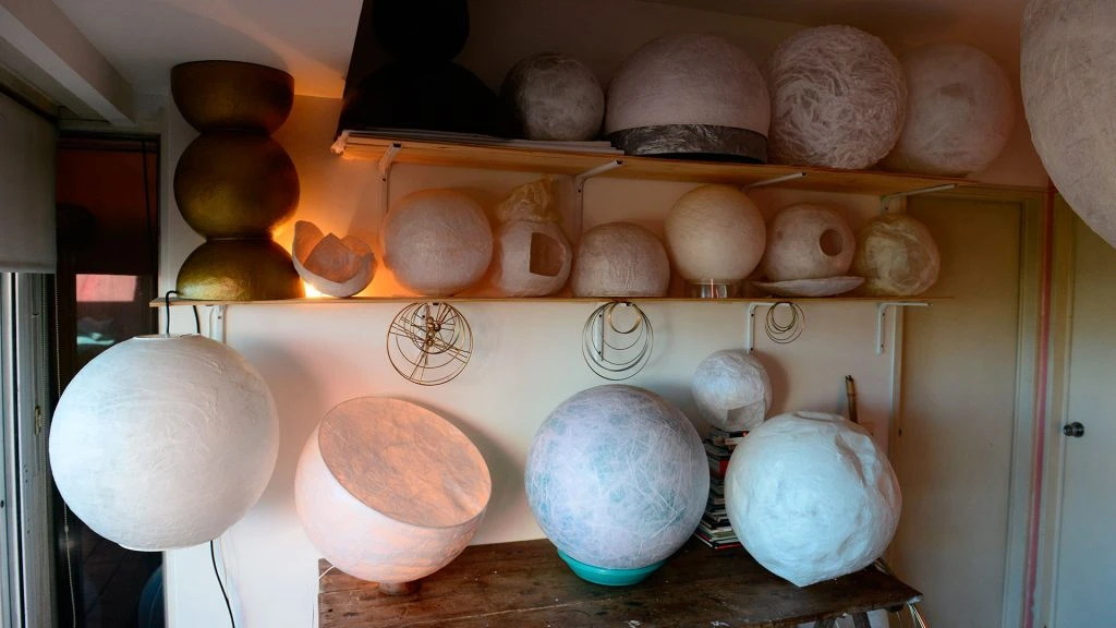 En papel de seda, cada lámpara es concebida como un objeto de arte