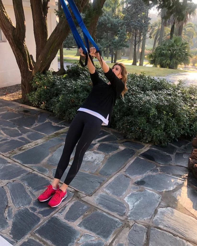 Juliana Awada: tirones de pecho con TRX o banda de suspensión