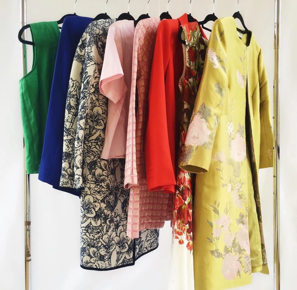 MEGHAN MARKLE ROPA WORKING i