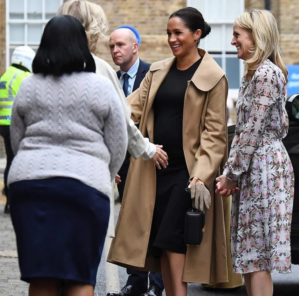 MEGHAN MARKLE ROPA WORKING i