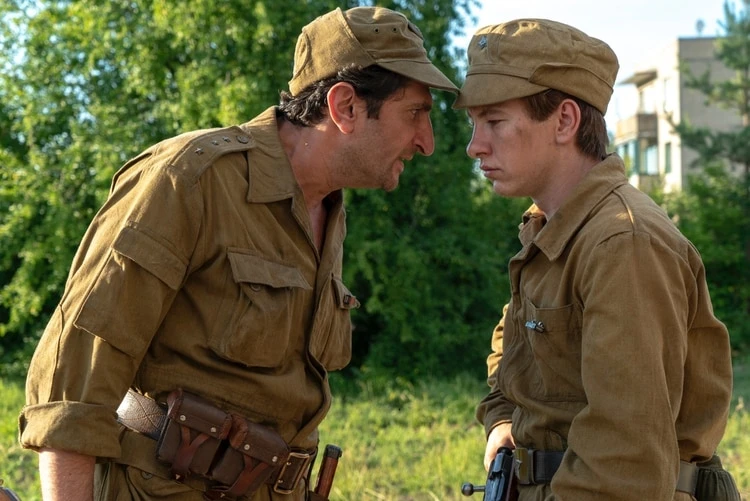 Un joven sin experiencia es reclutado para eliminar las mascotas contaminadas por radiactividad.