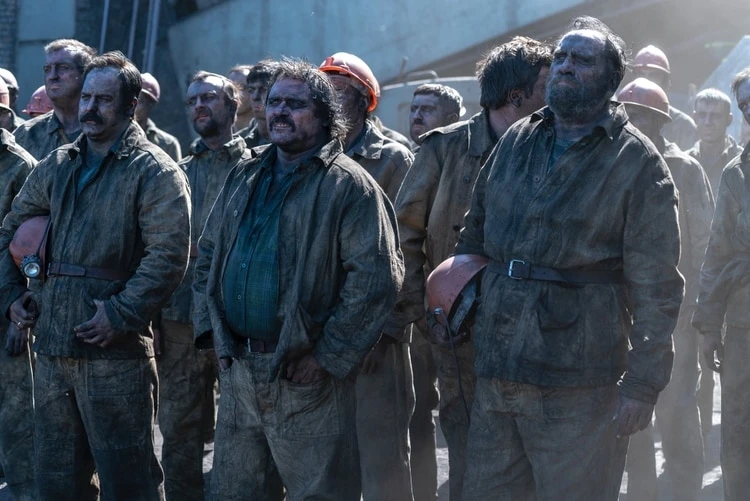 Los mineros no dudan en dar su vida para salvar a miles de personas. Otra de las partes conmovedoras de la serie.