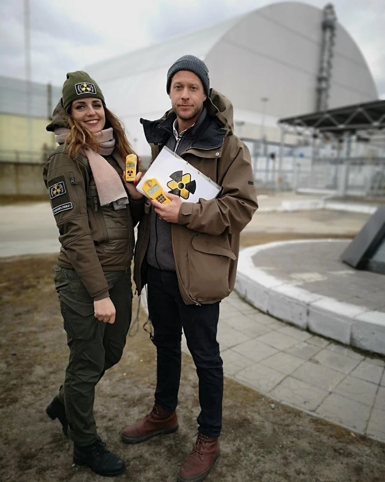 Influencers se sacan fotos en la zona de exclusión.