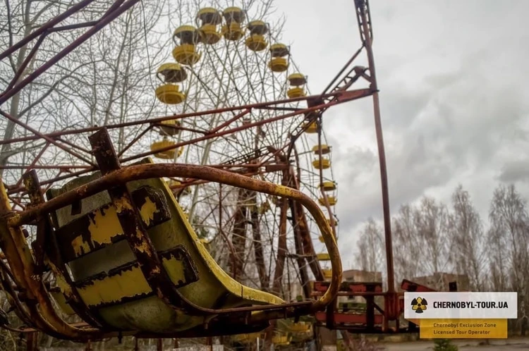 Los turistas adoran sacarse fotos en el parque de diversiones abandonado.