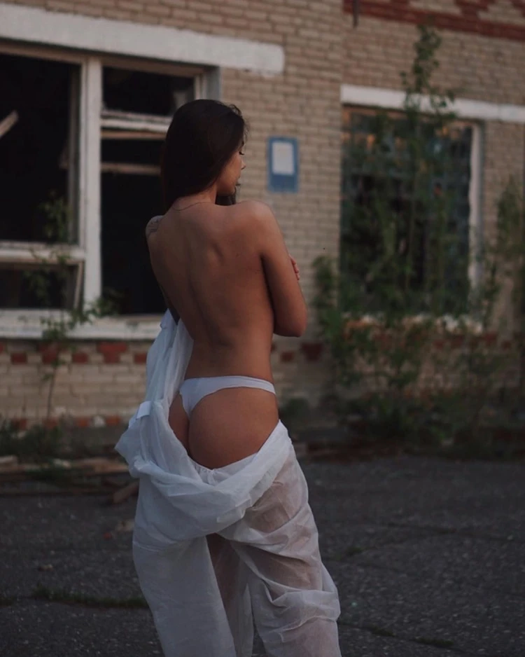 Una influencer y el desafio: posar casi desnuda en la zona contaminada.