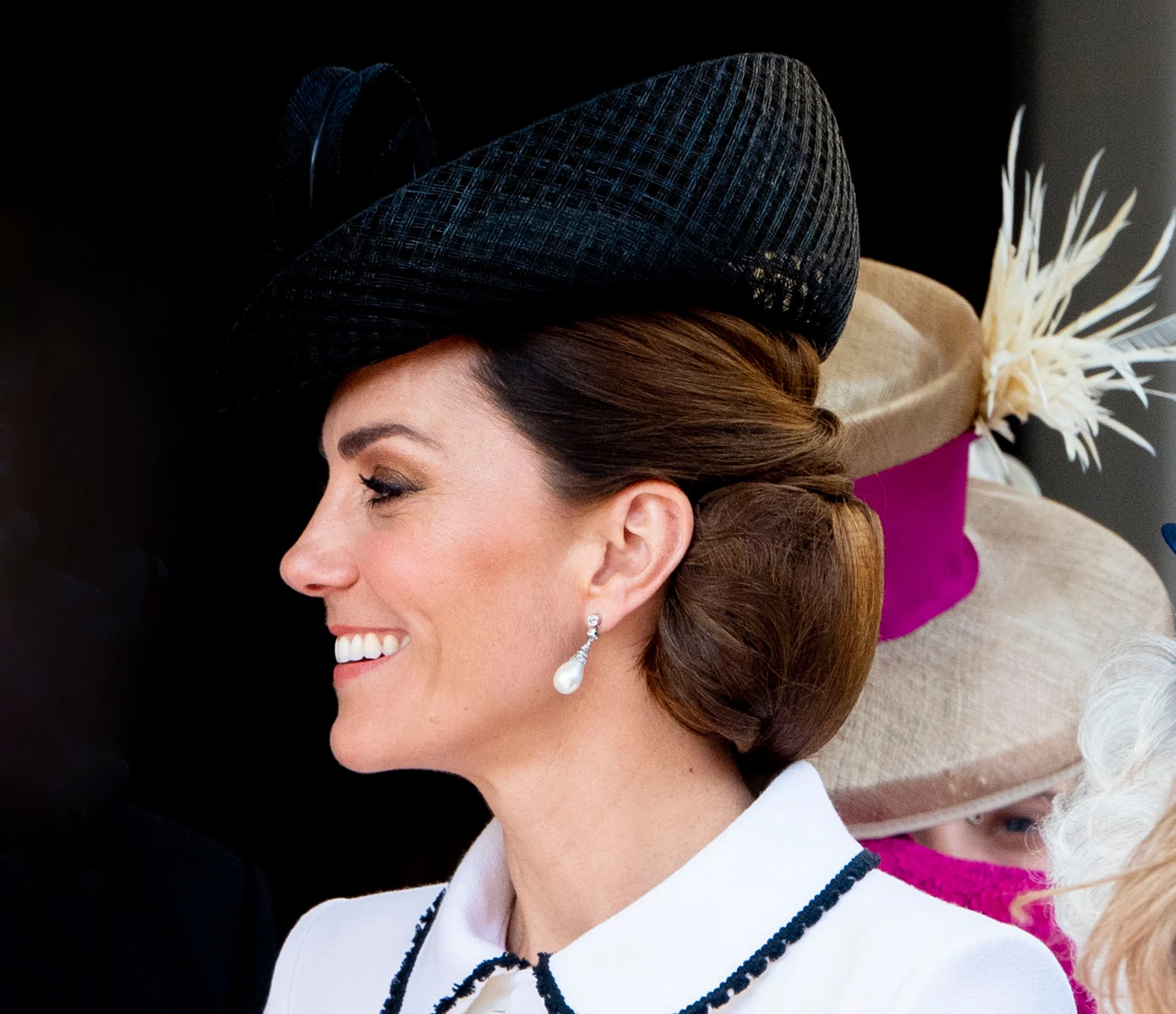 “Es un cóctel hat pequeño con ala de window sinamay y una pluma cruzada. Este sombrero ya lo usó varias veces”, señaló Noetinger.
