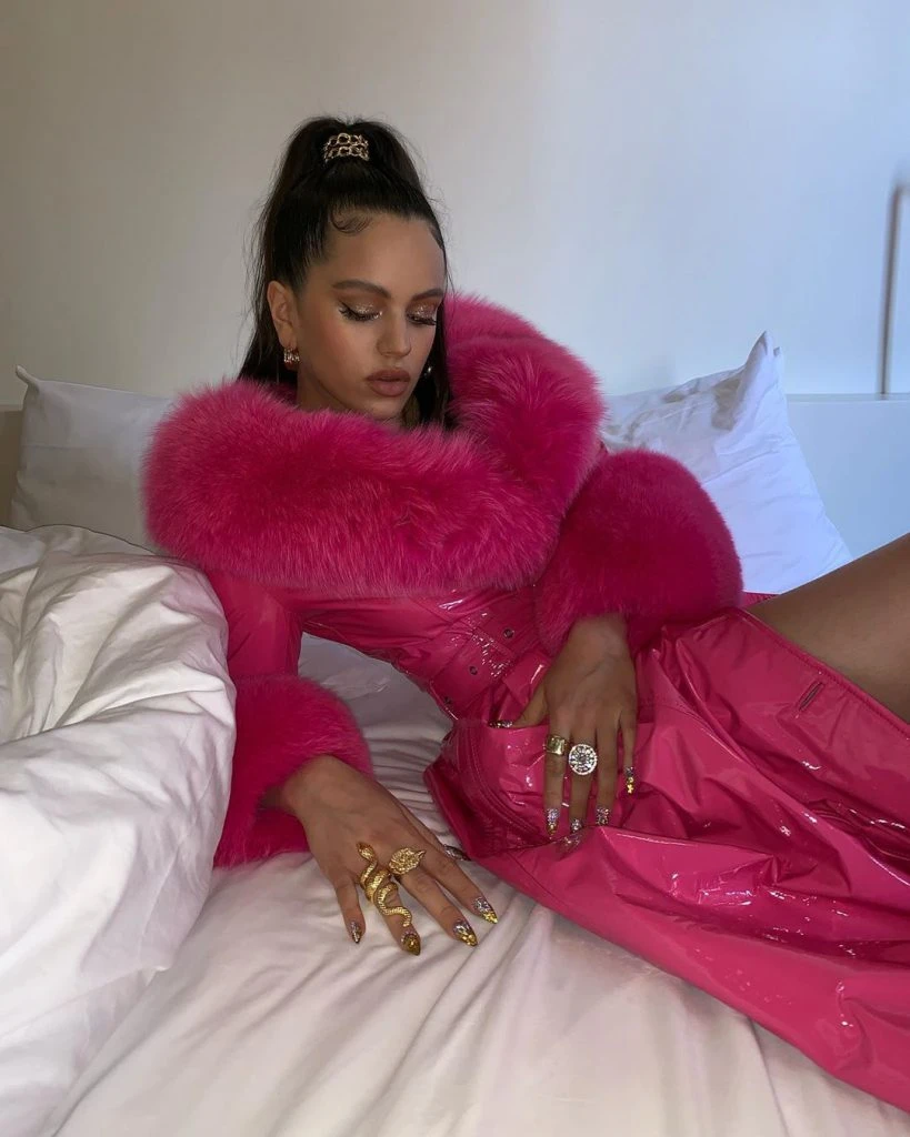 Rosalía con su abrigo de Saks Potts confeccionado en piel de cordoro y con ribetes de piel de zorro del ártico. Foto: IG