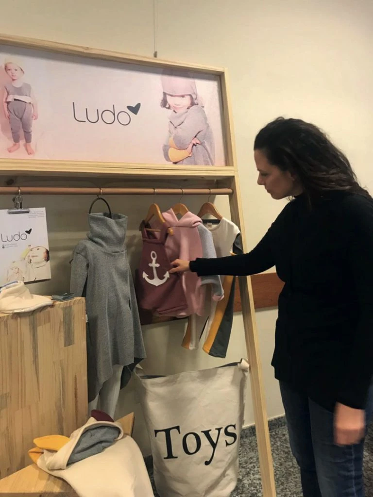 La diseñadora Luisa Norbis en plena mentoría en La Pampa 