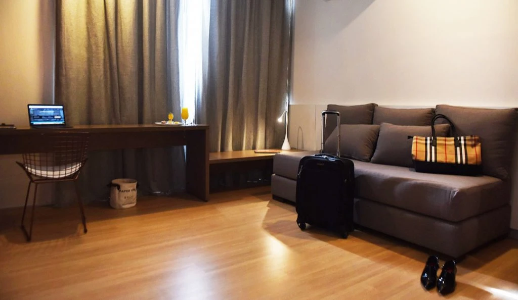 Las habitaciones del Hotel Brizo tienen ventanales que dan a la ciudad y a los cerros.