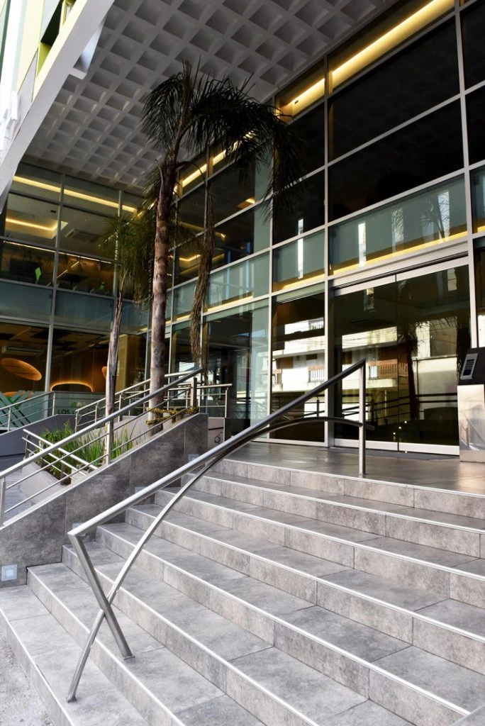 Entrada al Hotel Brizo Salta, diseñado en sintonía con el paisaje y con una terraza verde en la que abundan las especier autóctonas.