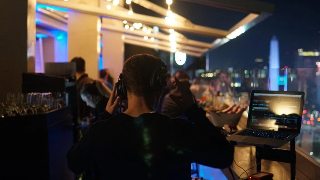 Noche de fiesta en Cielo Sky Bar.