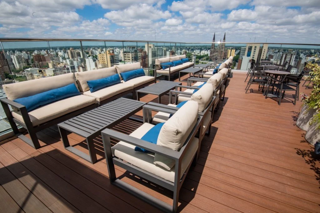 El verano reclama terraza... Y si el rooftop tiene barra y una vista de la ciudad, mejor aún.