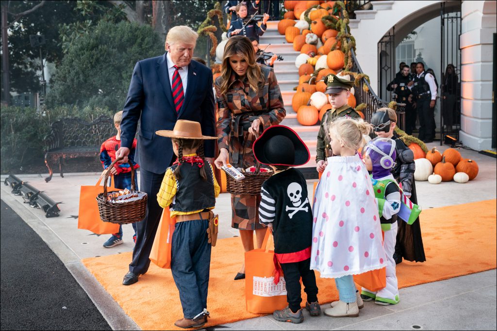 La ¿exagerada? deco de Melania y el blooper de Trump en Halloween Para Ti