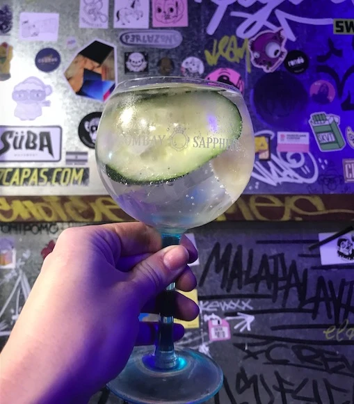 GIN TONIC COCKTAIL BOMBAY SAPPHIRE