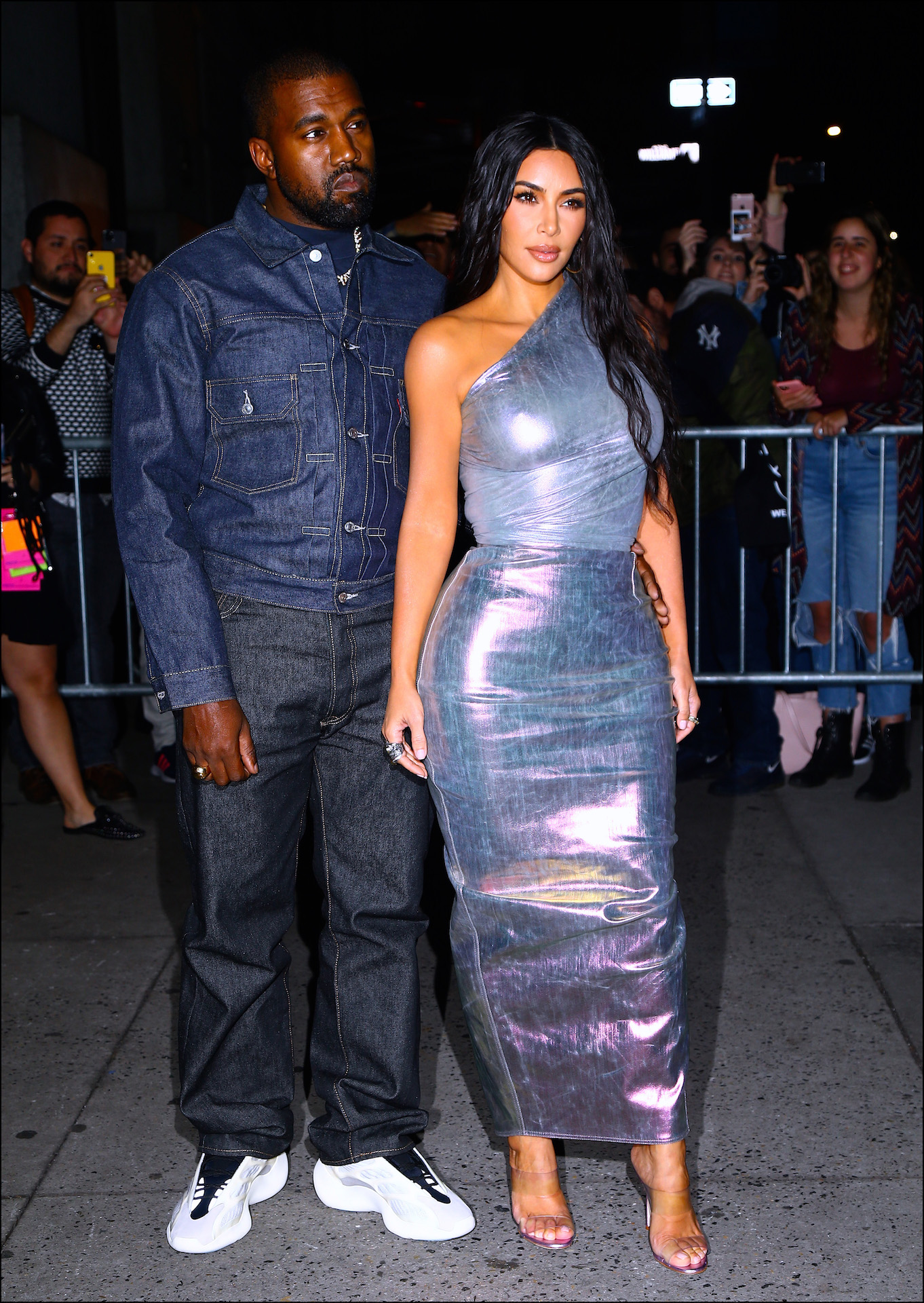 Kardashian volvió a decir las sandalias transparentes son tendencia – Revista Para Ti