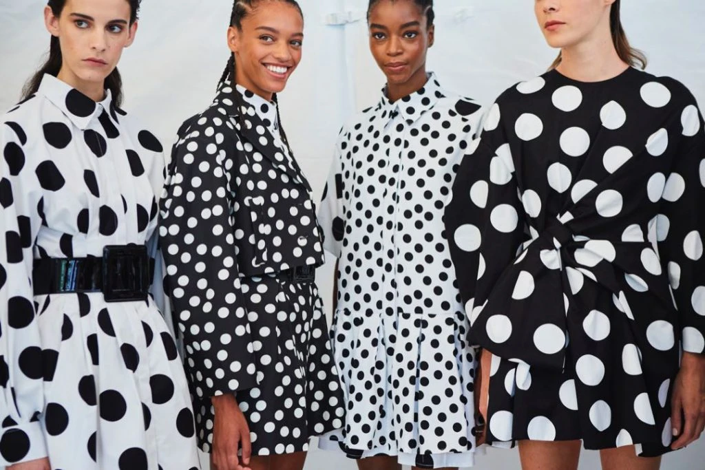 LUNARES MODA CAROLINA HERRERA