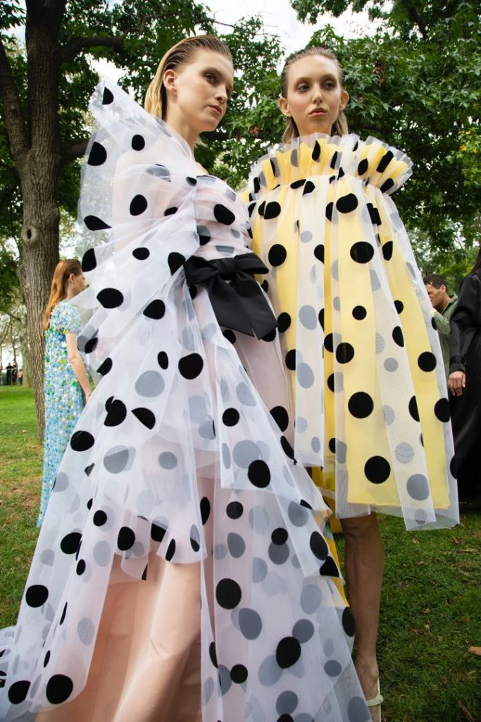 LUNARES MODA CAROLINA HERRERA