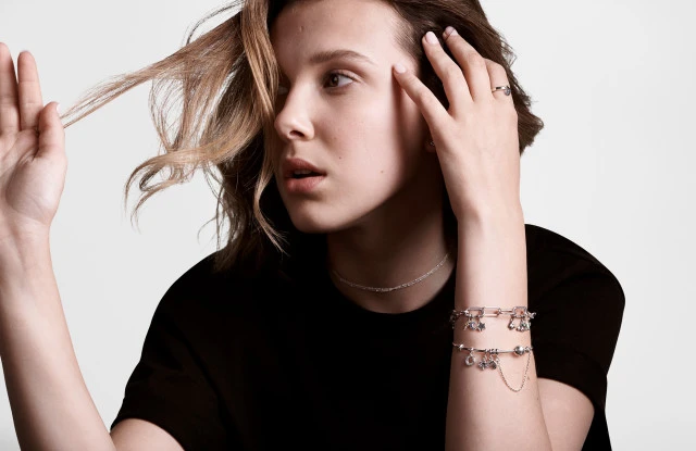 MILLIE BOBBY BROWN PANDORA ACCESORIOS CAMPAÑA