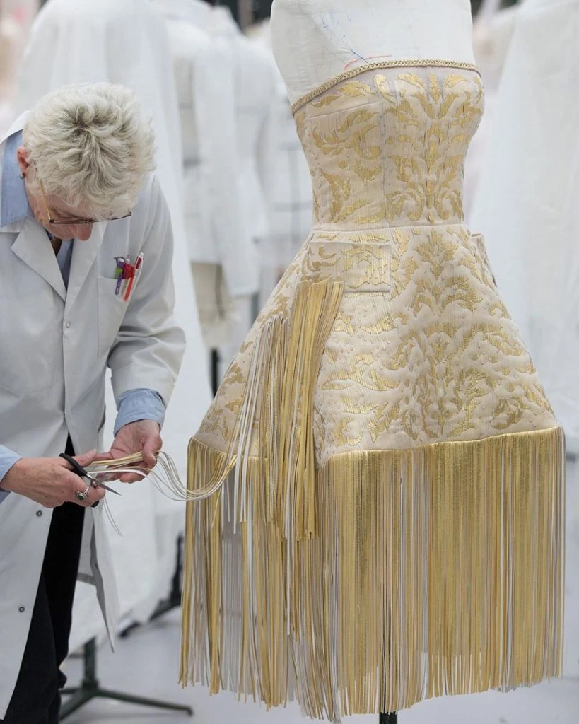 El sastre corta a medida los flecos del ruedo