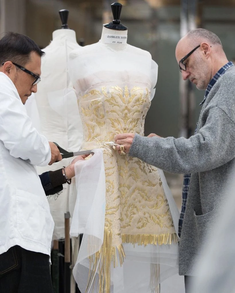 Así le pusieron la falda al vestido de Charlize Theron