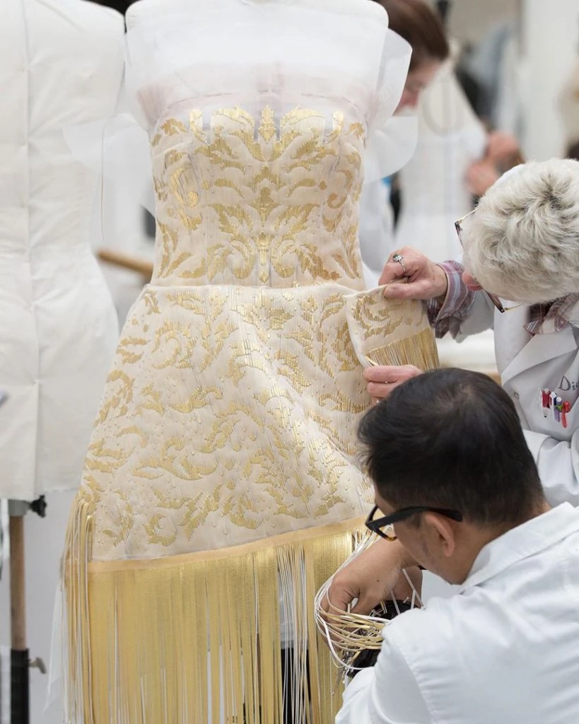 Así se le pusieron los flecos al diseño de Charlize Theron