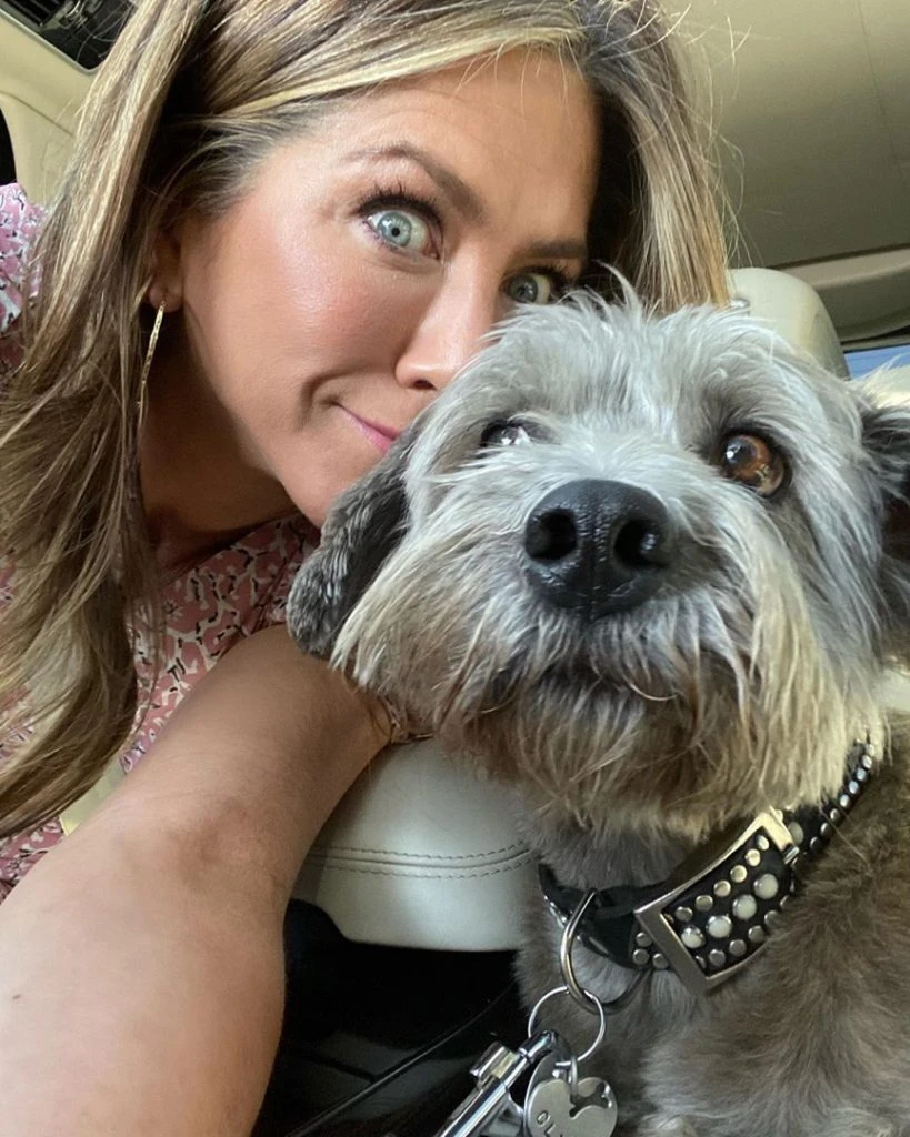 Jennifer Aniston y Clyde, su mascota
