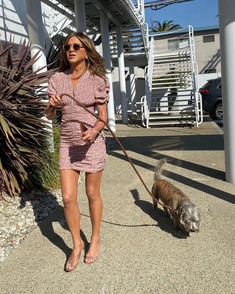 Jennifer Aniston paseando a Clyde, su mascota