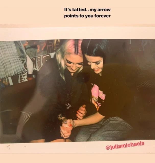Selena Gomez y Julia Michaels con su tatuaje compartido
