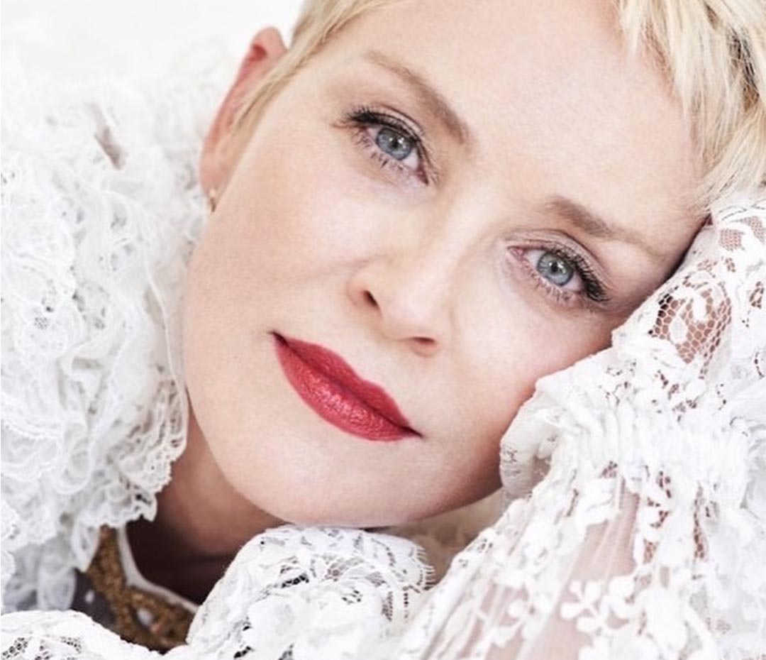 ¡Bellísima! El estilo de Sharon Stone que le quita 10 años de encima