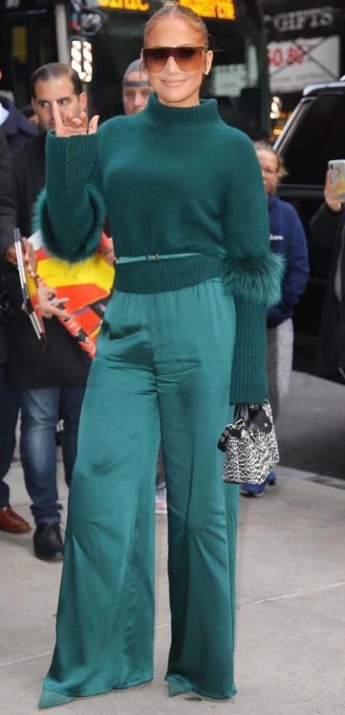 Jennifer Lopez en las calles de Nueva York con total look verde