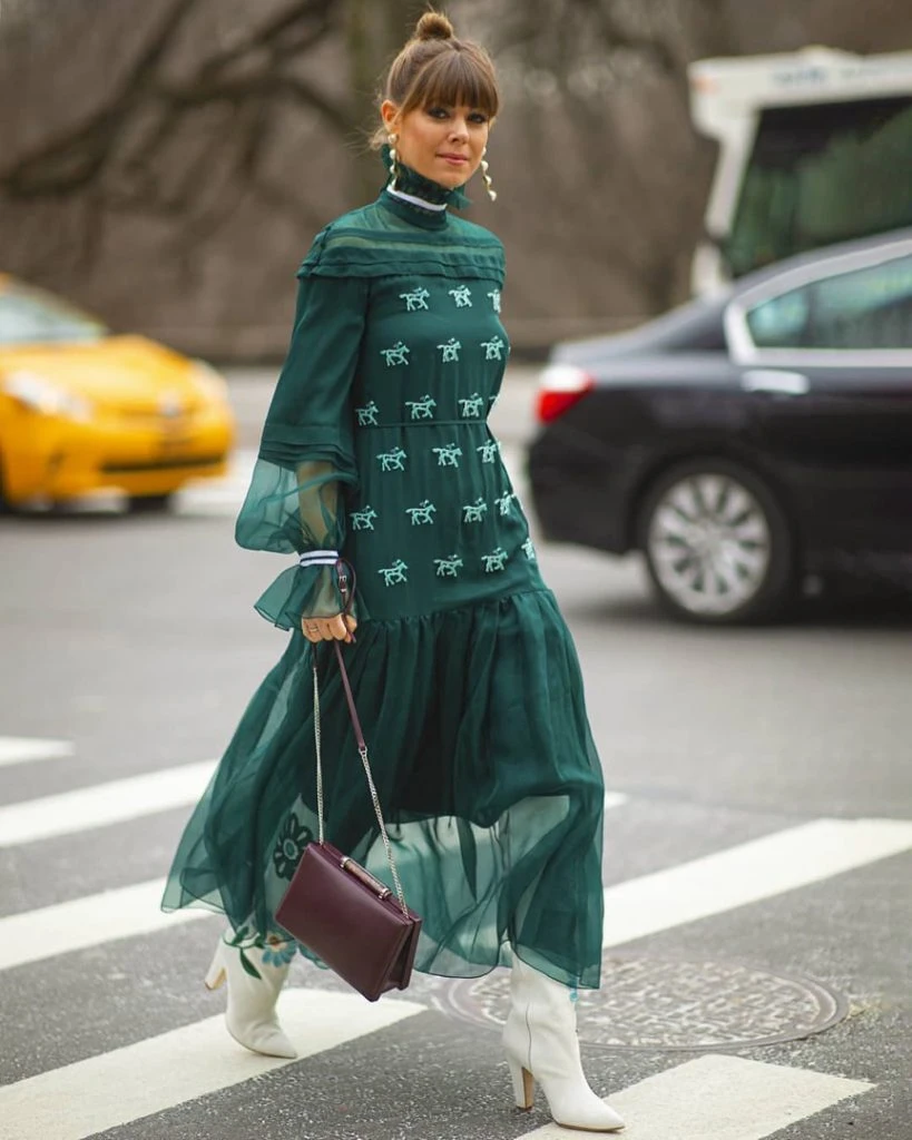 Look verde con blanco y cartera bordó.