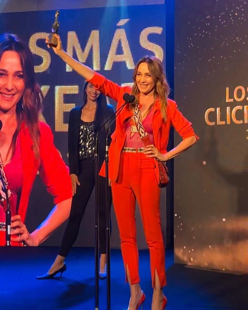 Verónica Lozano con total look rojo premio Los Más Clickeados 2019