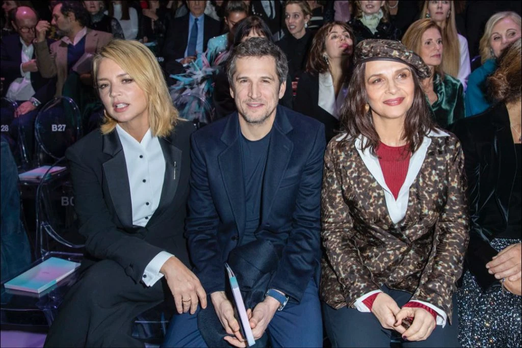 Virginie Efira, Guillaume Canet y Juliette Binoche en la primera fila de Armani. 