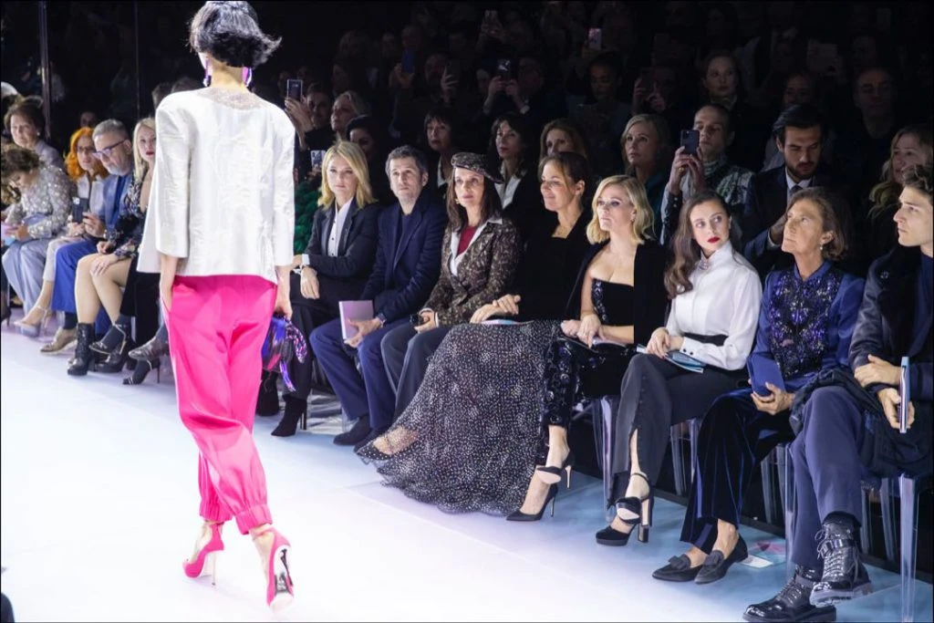 La primera fila de lujo del desfile Armani Alta Costura primavera-verano 2020 en París. 
