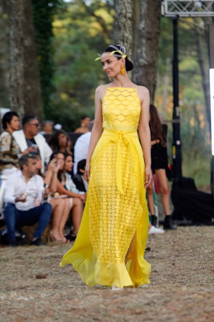 Femenina y singular, la moda según Vevú en el bosque de Cariló. 
